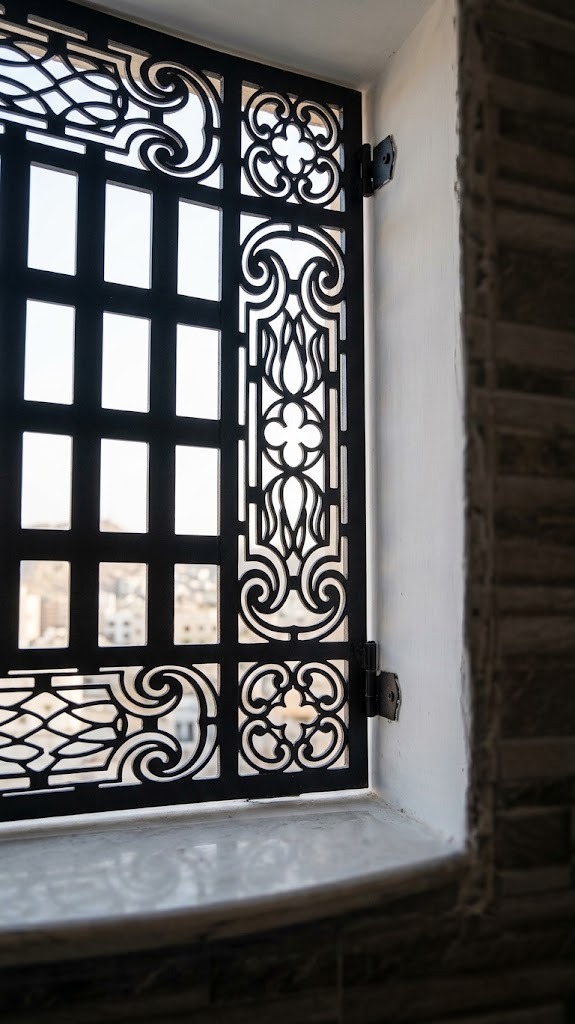 شباك حديد بتصميم هندسي